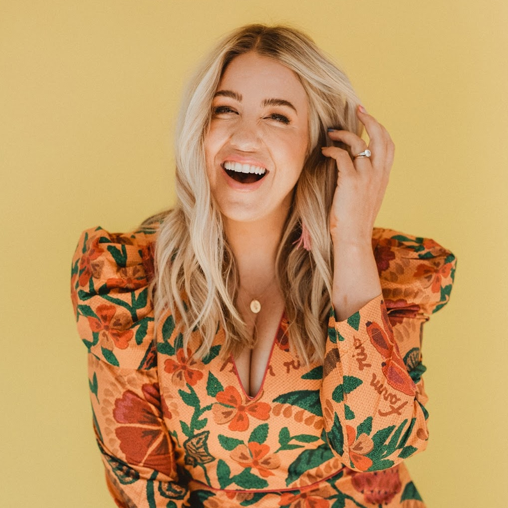 El embudo de DMs en Instagram de Jenna Kutcher: la estrategia exacta que le generó $900K (y contando)