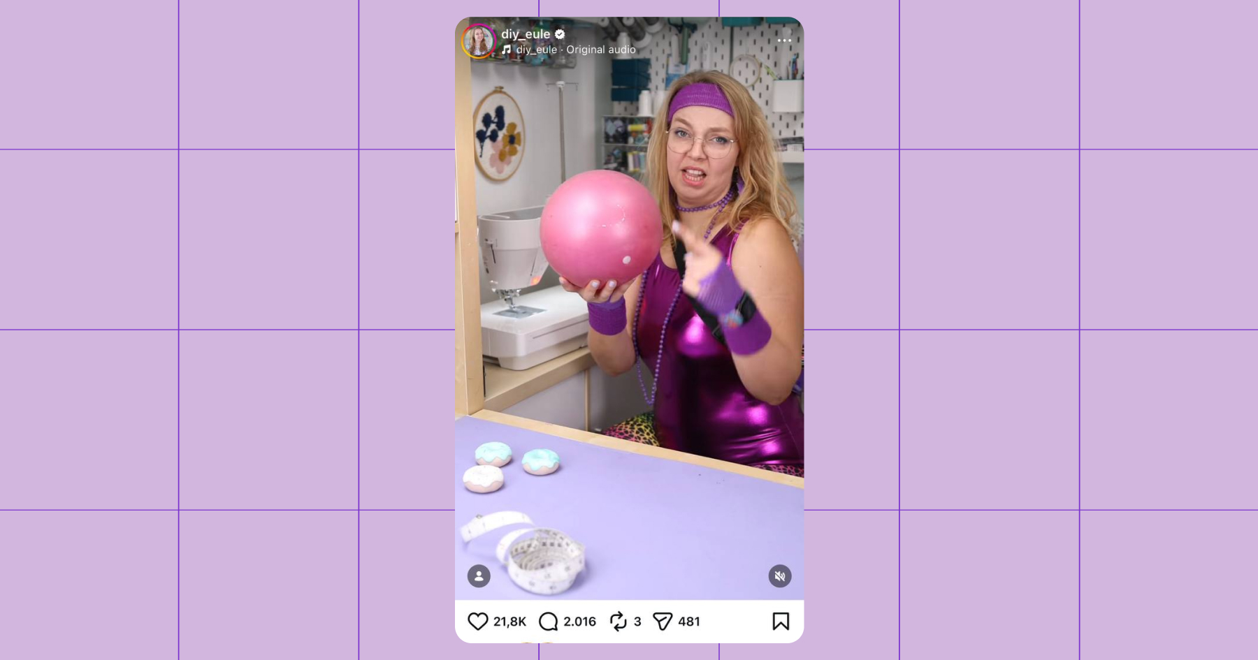 Captura de tela de uma postagem no Instagram da Nastja Mohren; ela está usando um body de látex roxo, leggings com estampa de onça arco-íris e claramente se levando muito a sério.