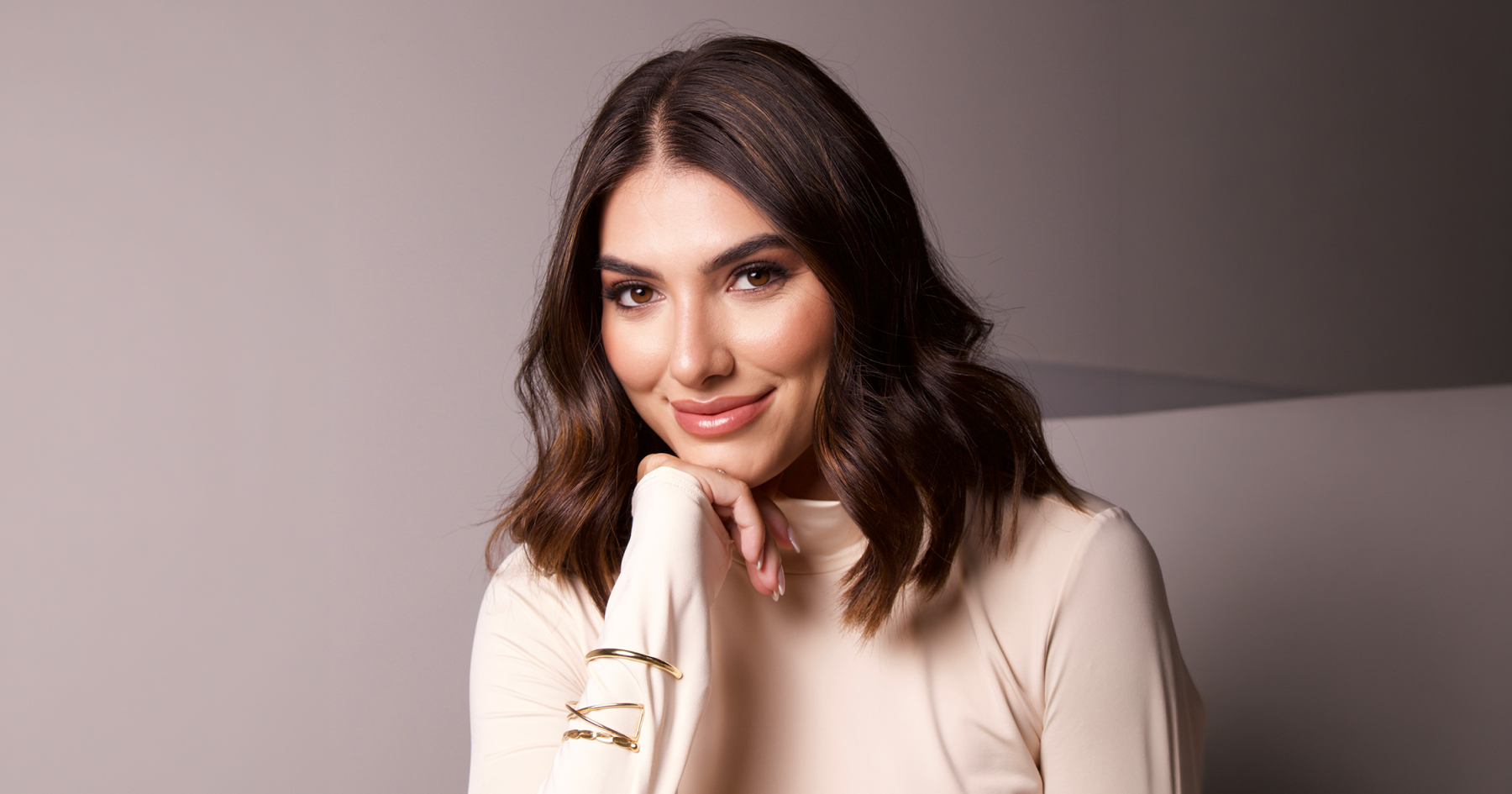 Photo of Letícia Vaz with a neutral background