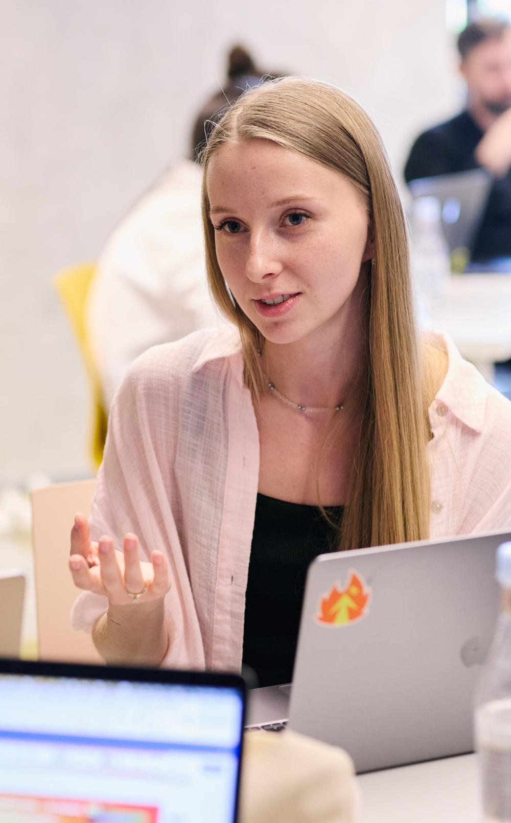 https://mccdn.me/martcdn/careers-next/pages/team/customer-experience/impact/02.jpg
