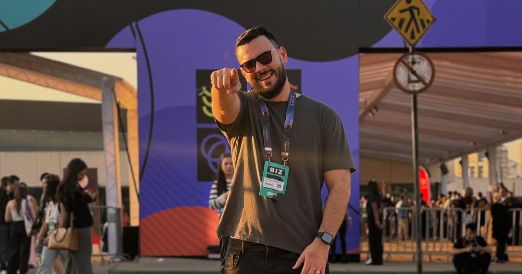 Photo of Lucas Brito pointing at the camera