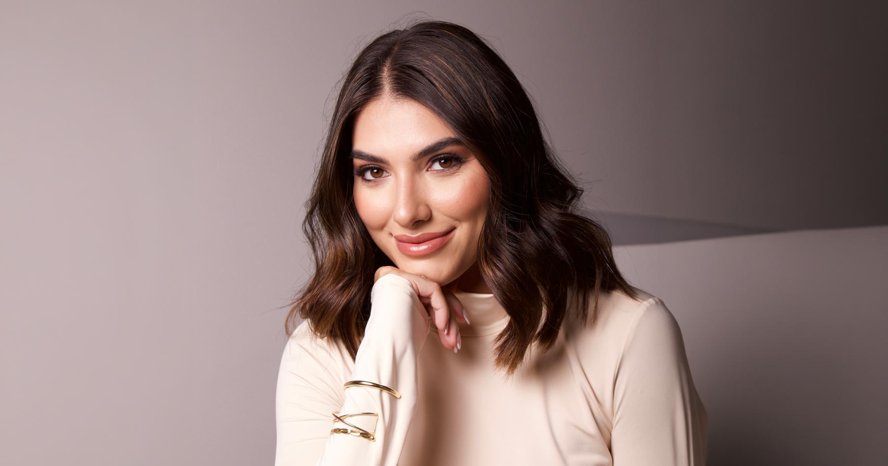 Photo of Letícia Vaz with a neutral background